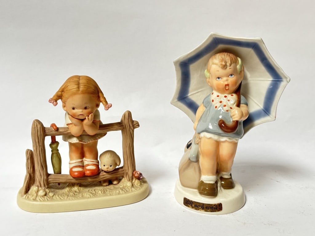 (2) Vintage Porcelain Figurines: (2) Vintage Porcelain Figurines, 6.5in