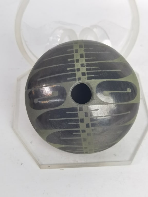 Vintage Signed Tona Pottery Jar: Vintage Signed Tona Pottery Jar, 3.25in by 2.25in