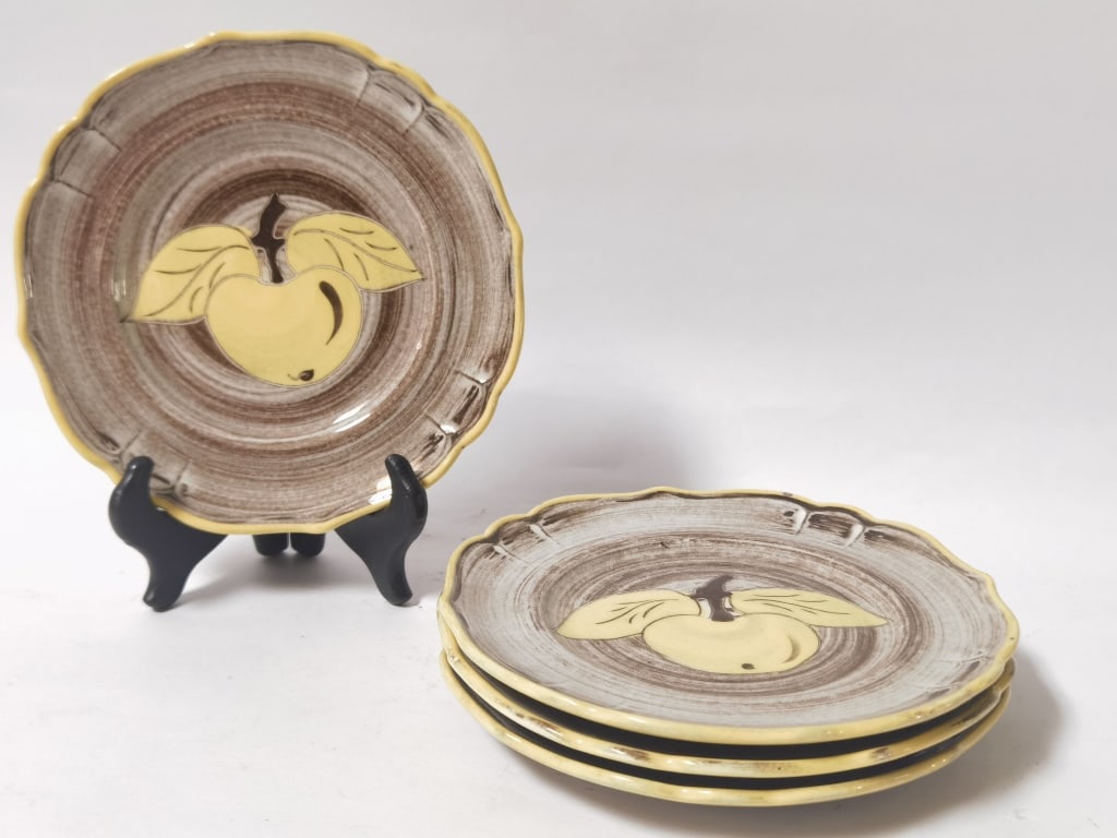 (4) Vintage Santa Anita Vreni Porcelain Apple Plat: (4) Vintage Santa Anita Vreni Porcelain Apple Plates, 6.5in