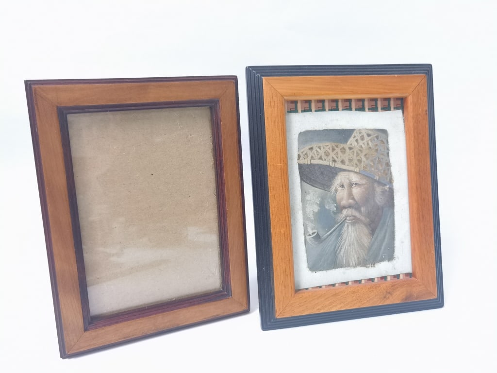 (2) Photo Frames: (2) Photo Frames, 8-9in