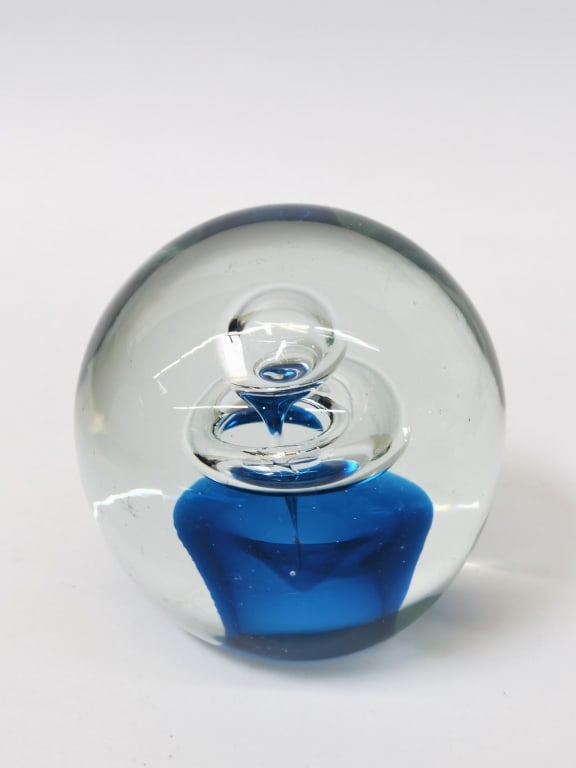 Vintage Unmarked Controlled Bubble Glass Paperweig: Vintage Unmarked Controlled Bubble Glass Paperweight, 3.5in by 3.25in