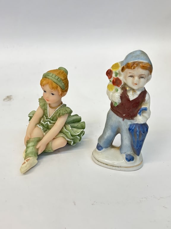 (2) Vintage Porcelain Figurines: (2) Vintage Porcelain Figurines, 3.75in