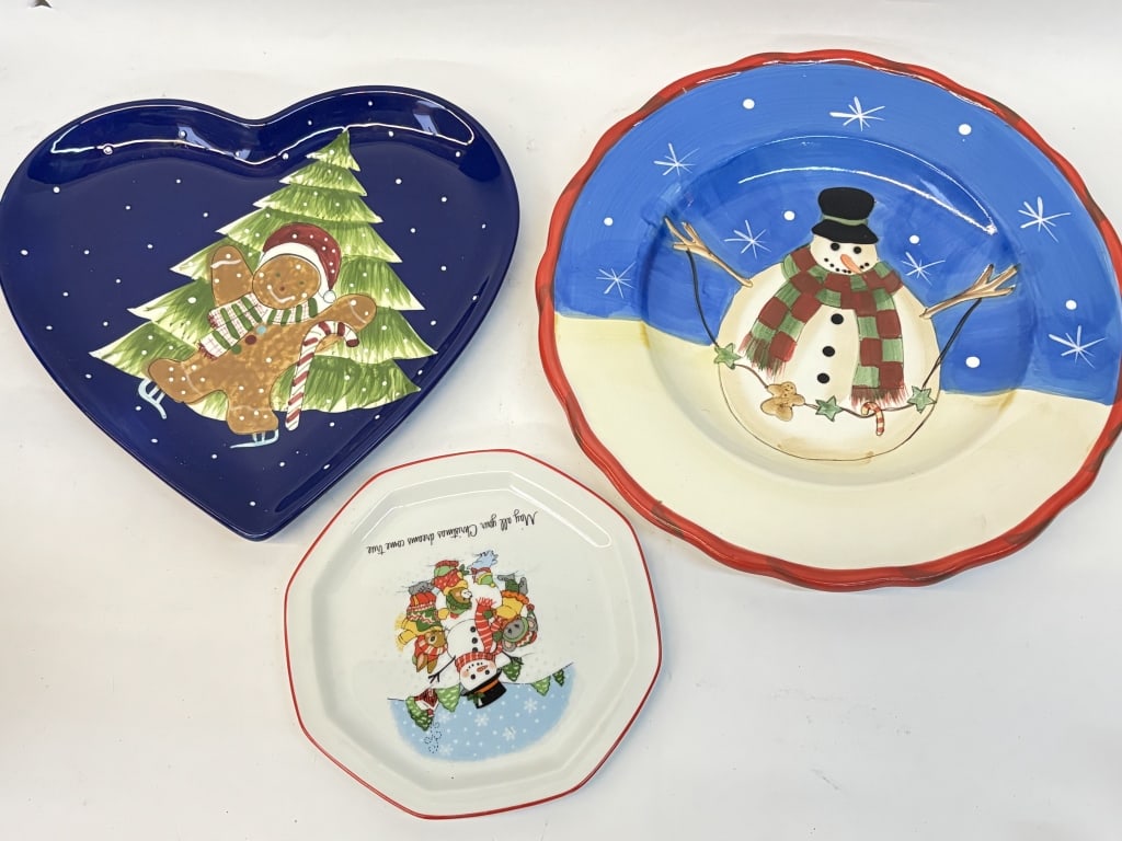 (3) Vintage Porcelain Christmas Plates: (3) Vintage Porcelain Christmas Plates, 10.5in