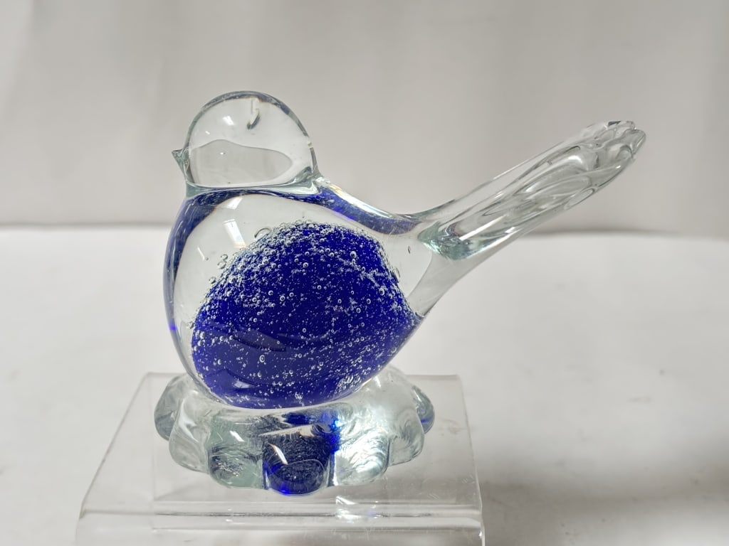 Vintage Snowflakes Clear/Blue Art Glass Bird: Vintage Snowflakes Clear/Blue Art Glass Bird, 2.75in by 4in