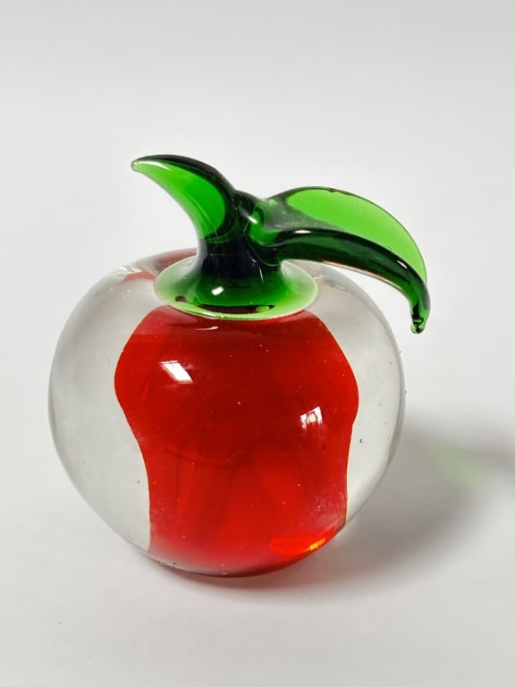 Vintage Murano Italy Art Glass Apple Paperweight: Vintage Murano Italy Art Glass Apple Paperweight, 3.5in