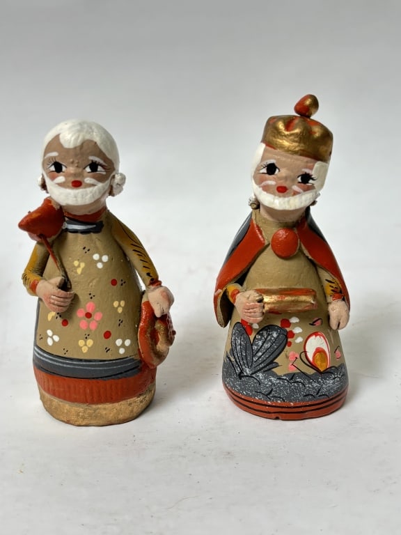 (2) Vintage Hand Painted Pottery Figurines: (2) Vintage Hand Painted Pottery Figurines, 4.25in