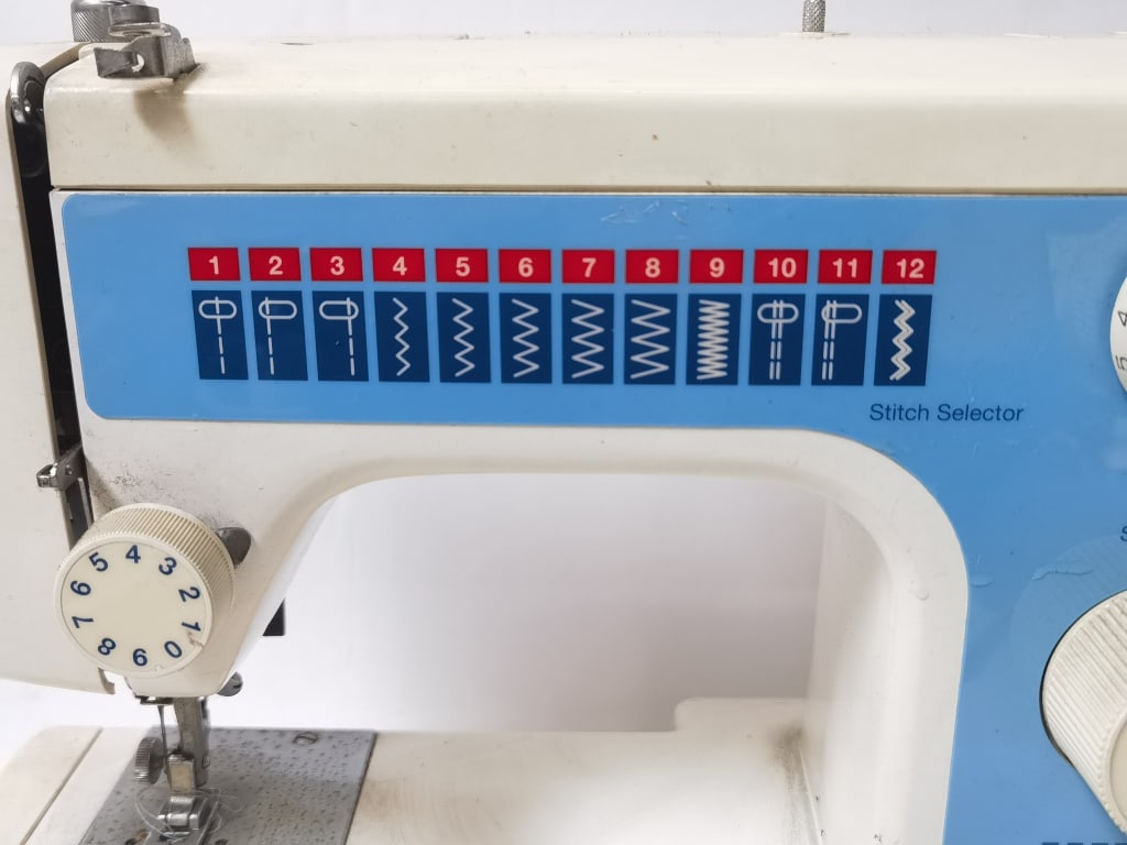 Vintage White 1409A Sewing Machine - 3