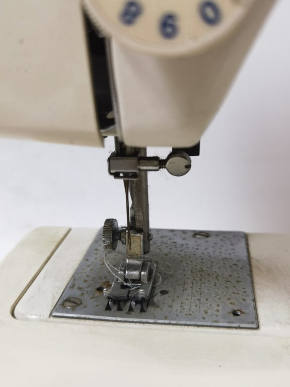 Vintage White 1409A Sewing Machine - 5