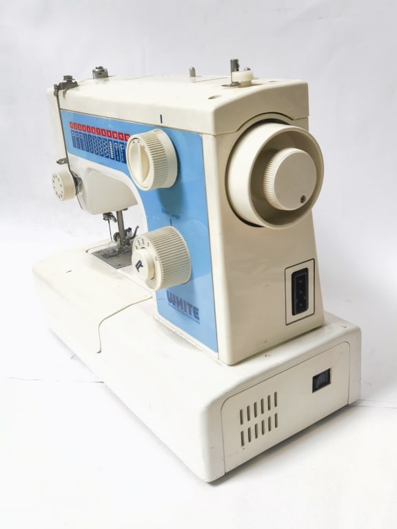 Vintage White 1409A Sewing Machine - 6