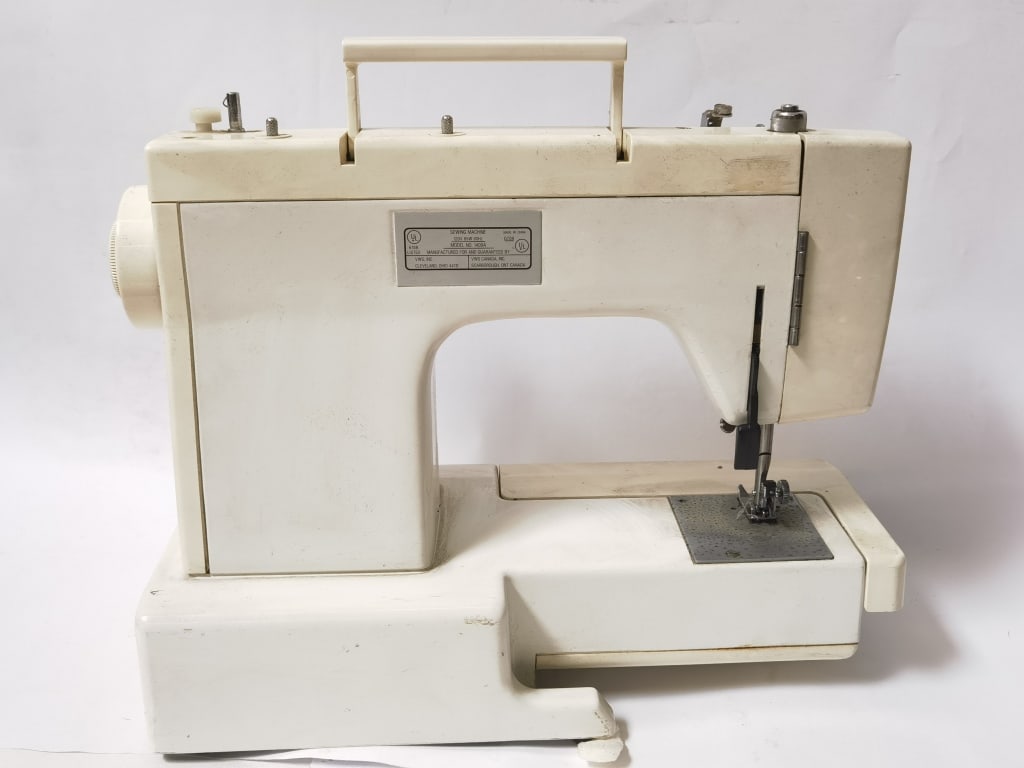 Vintage White 1409A Sewing Machine - 7