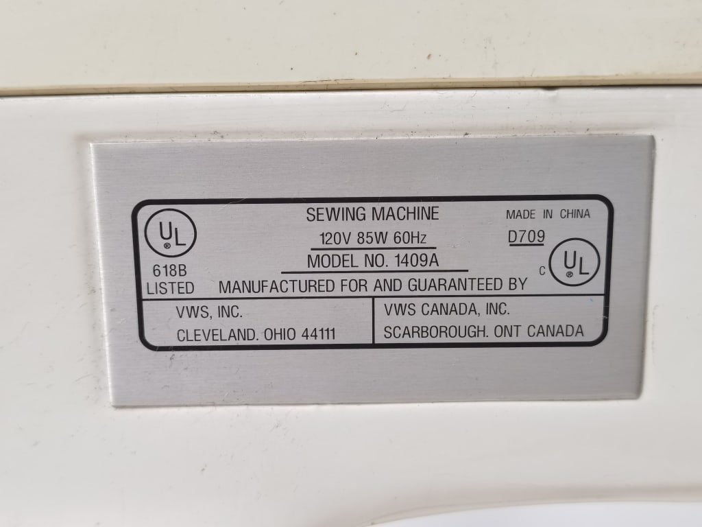 Vintage White 1409A Sewing Machine - 8