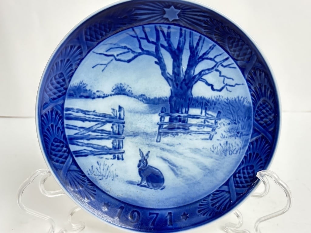 1971 Royal Copenhagen Hare in Winter Dish: 1971 Royal Copenhagen Hare in Winter Dish, 7 1/8in