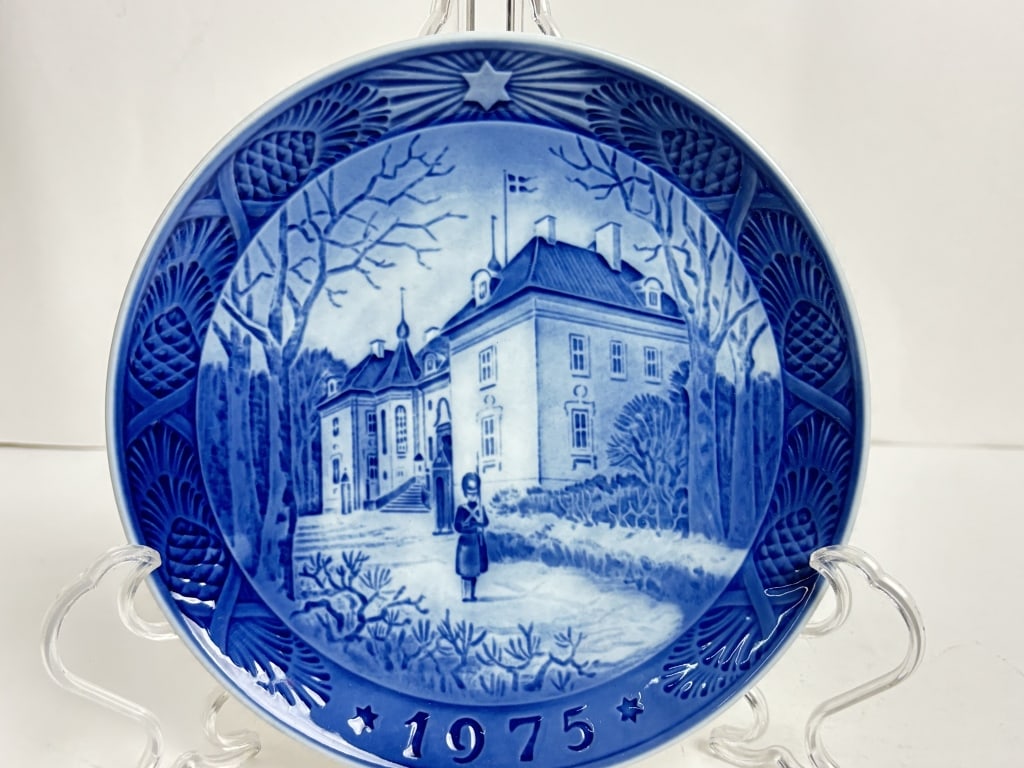 1975 Royal Copenhagen Queen's Christmas Residence: 1975 Royal Copenhagen Queen's Christmas Residence Dish, 7 1/8in