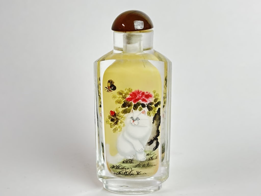 Chinese Reverse Painted Glass Snuff Bottle: Chinese Reverse Painted Glass Snuff Bottle, 4in
