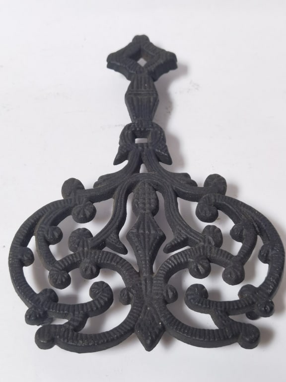Vintage Cast Iron Trivet: Vintage Cast Iron Trivet, 9.5in by 6.25in by 1.25in