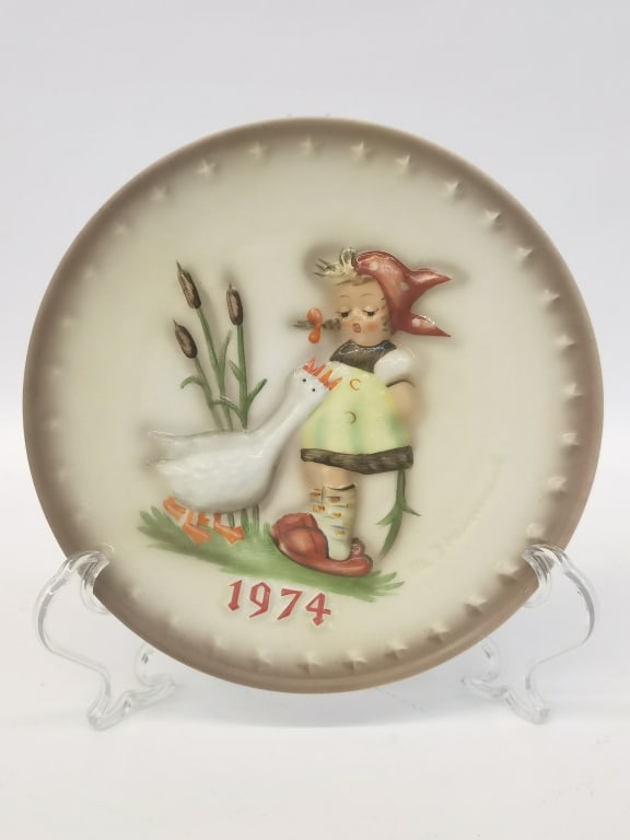 1974 Goebel Hummel 4th Annual Plate (1 of 3)