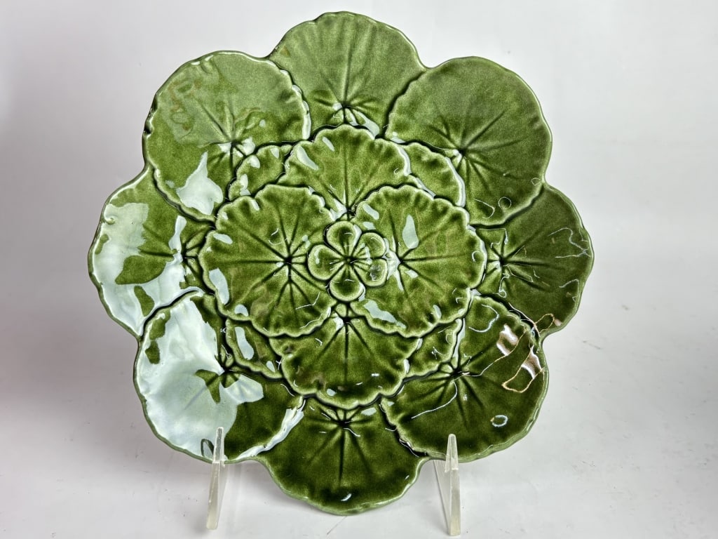 Vintage Portugal Porcelain POR 141 Geranium Plate: Vintage Portugal Porcelain POR 141 Geranium Plate, 8 1/8in