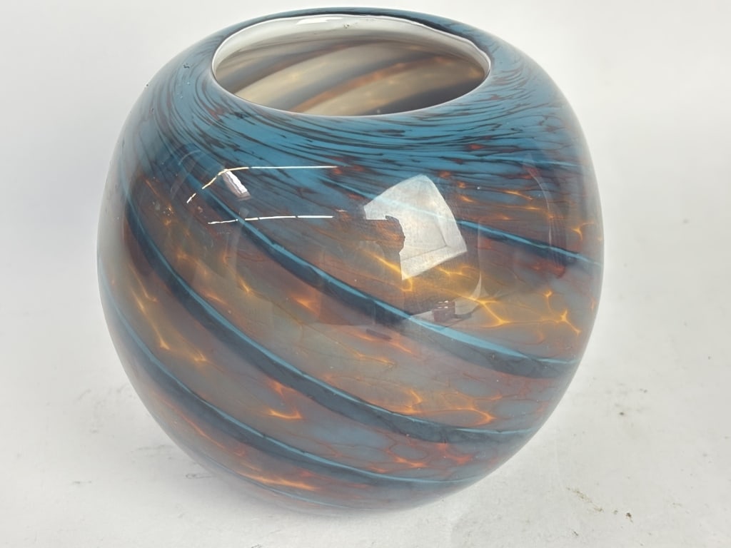 Vintage Blue Swirl Art Glass Vase: Vintage Blue Swirl Art Glass Vase, 4.75in