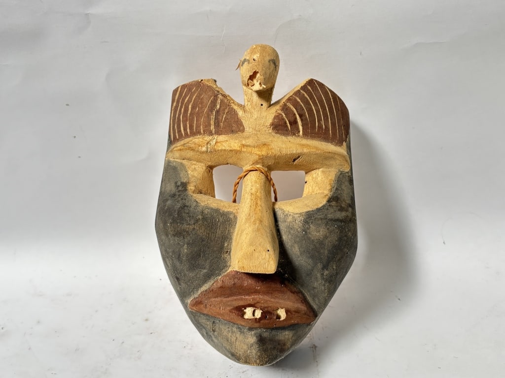 1993 Signed African Hand Painted/Carved Mask: 1993 Signed African Hand Painted/Carved Mask, 10in by 6.5in