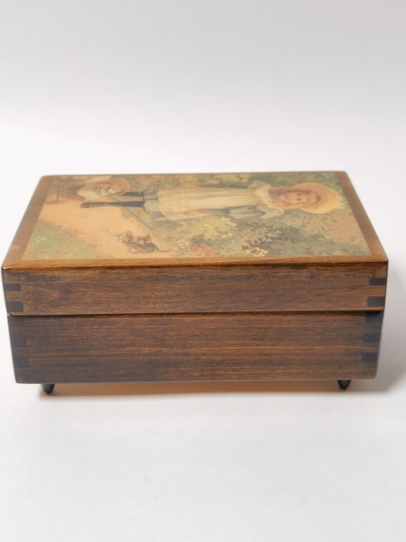 Vintage Reuge Musical Memories Wooden Music Box: Vintage Reuge Musical Memories Wooden Music Box, 6in by 4in by 2.75in
