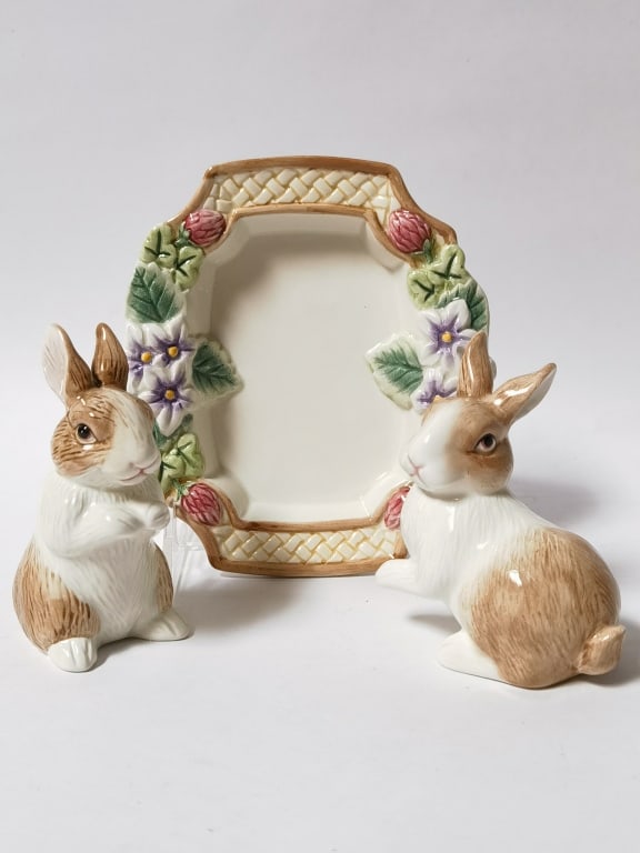 Pr. of Fitz & Floyd Porcelain Rabbit Salt/Pepper S: Pr. of Fitz & Floyd Porcelain Rabbit Salt/Pepper Shakers, 5.5in by 4in