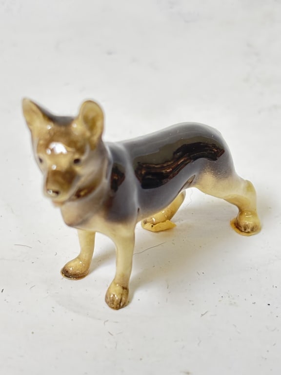Vintage Hagen Renaker German Shepherd Figurine: Vintage Hagen Renaker German Shepherd Figurine, 2.75in