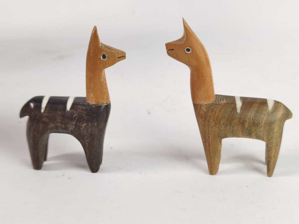 (2) Vintage Wood Carved Llamas: (2) Vintage Wood Carved Llamas, 3.25in