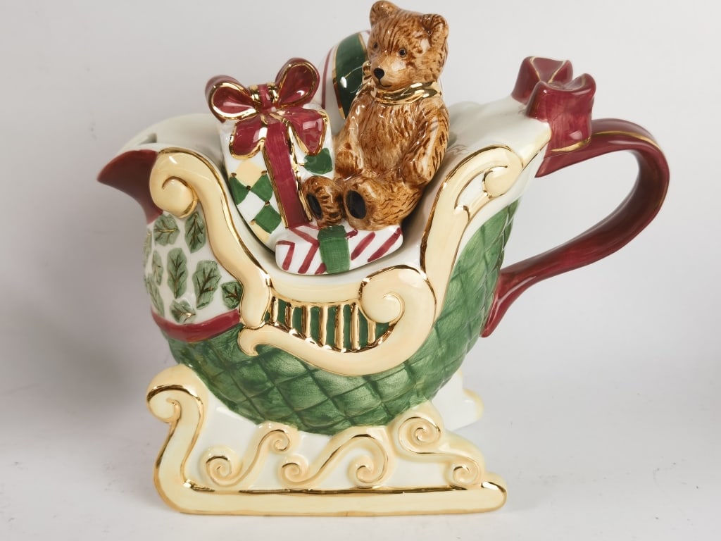 Vintage Charter Club Porcelain Winter Garland Teap: Vintage Charter Club Porcelain Winter Garland Teapot, 9in by 7.25in