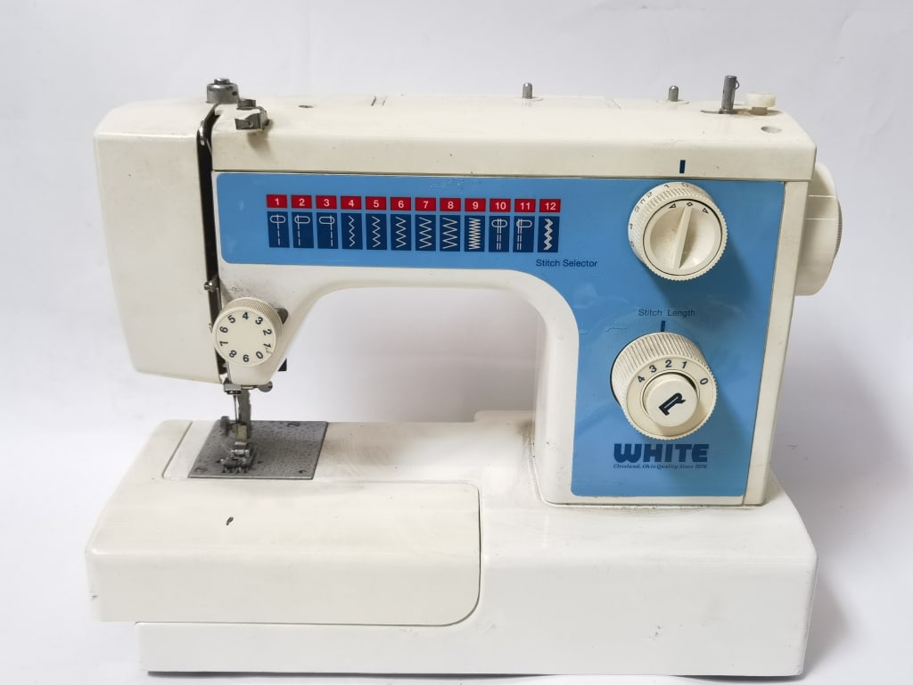Vintage White 1409A Sewing Machine (1 of 8)