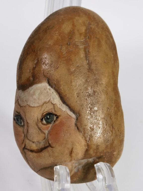 Vintage Ann Willis Ratray Hand Painted Face Rock: Vintage Ann Willis Ratray Hand Painted Face Rock, 4in by 2.5in