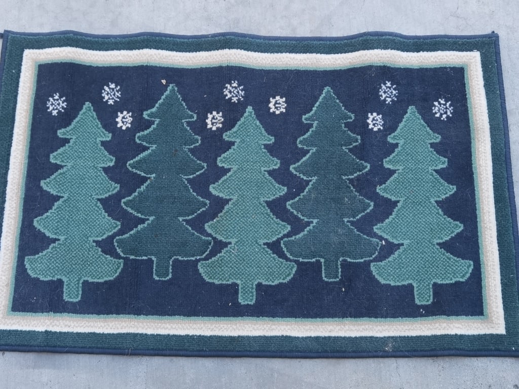 Christmas Tree Entry Rug: Christmas Tree Entry Rug, 37in by 23in