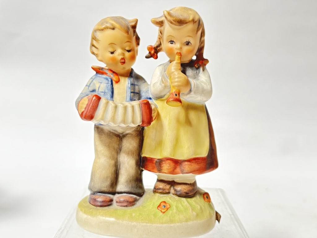 1985 Goebel Hummel Porcelain "Birthday Serenade" F (1 of 3)