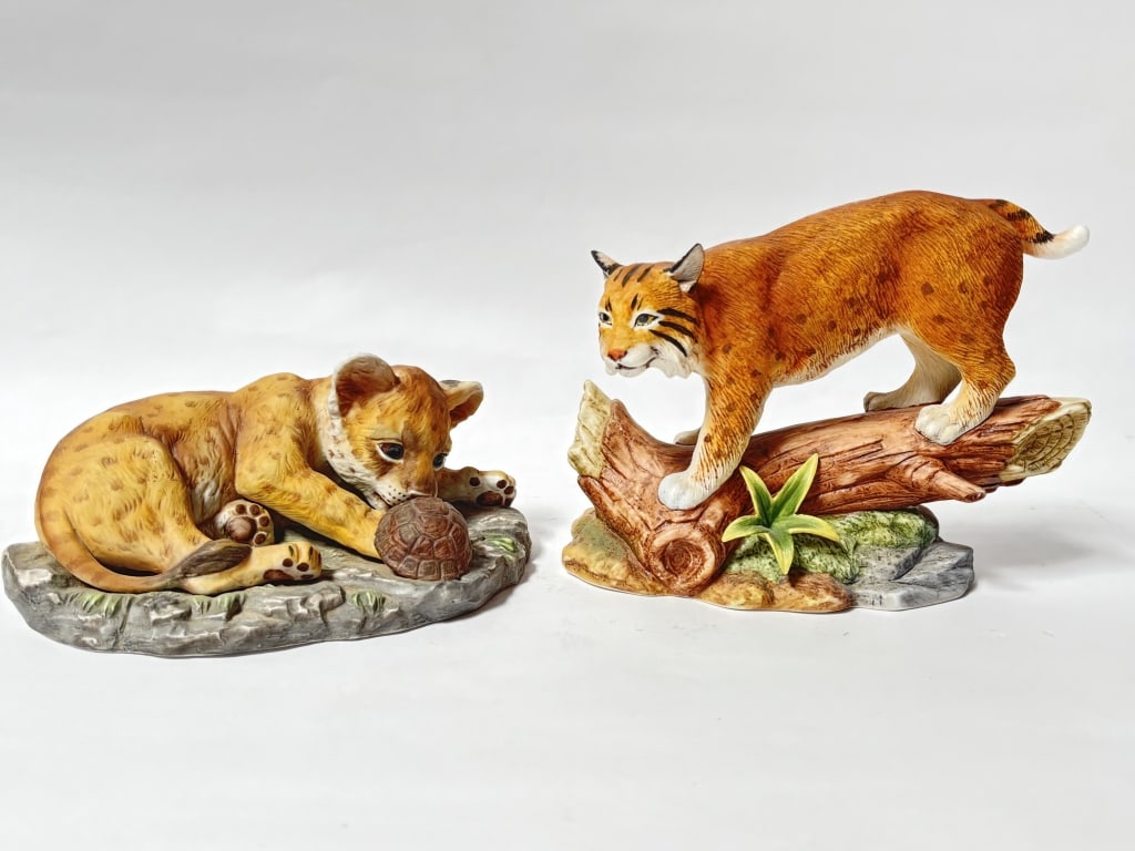 (2) Vintage Porcelain Figurines: (2) Vintage Porcelain Figurines, 7in by 5.5in