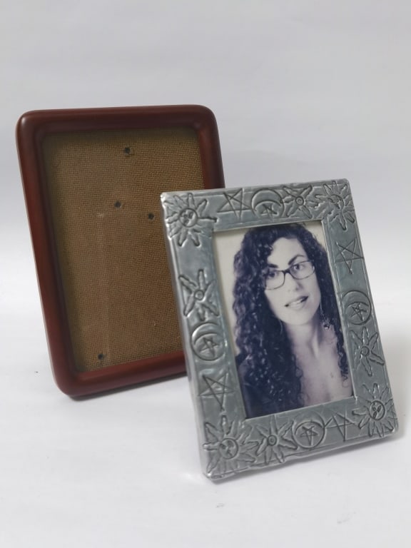 (2) Photo Frames: (2) Photo Frames, 8in by 6in