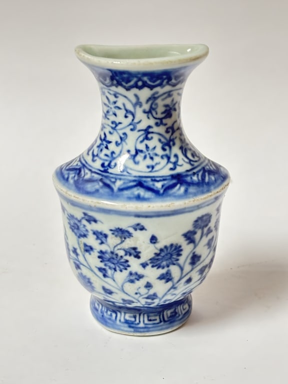 Vintage Chinese Porcelain B&W Floral Wall Vase: Vintage Chinese Porcelain B&W Floral Wall Vase, 4.5in