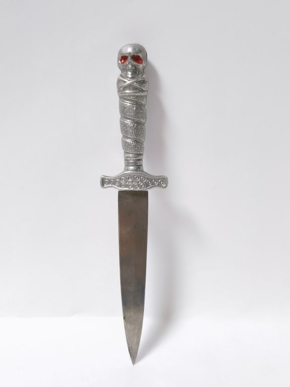 Skull-Hilt Fantasy Dagger: Skull-Hilt Fantasy Dagger, 9.75in