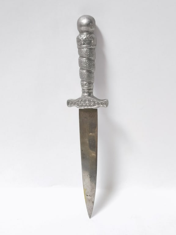 Skull-Hilt Fantasy Dagger - 2