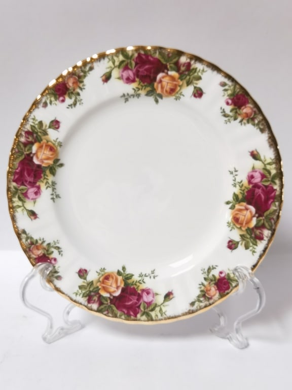 Vintage Royal Albert "Old Country Roses" Salad Pla: Vintage Royal Albert "Old Country Roses" Salad Plate, 8.25in