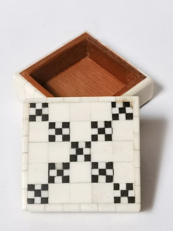 Checkerboard Inlaid Bone Box - 3