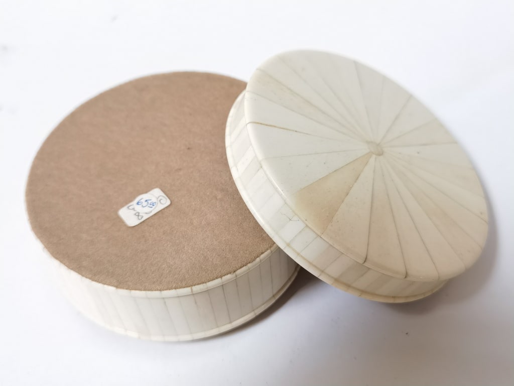 Circular Inlaid Bone Trinket Box - 4