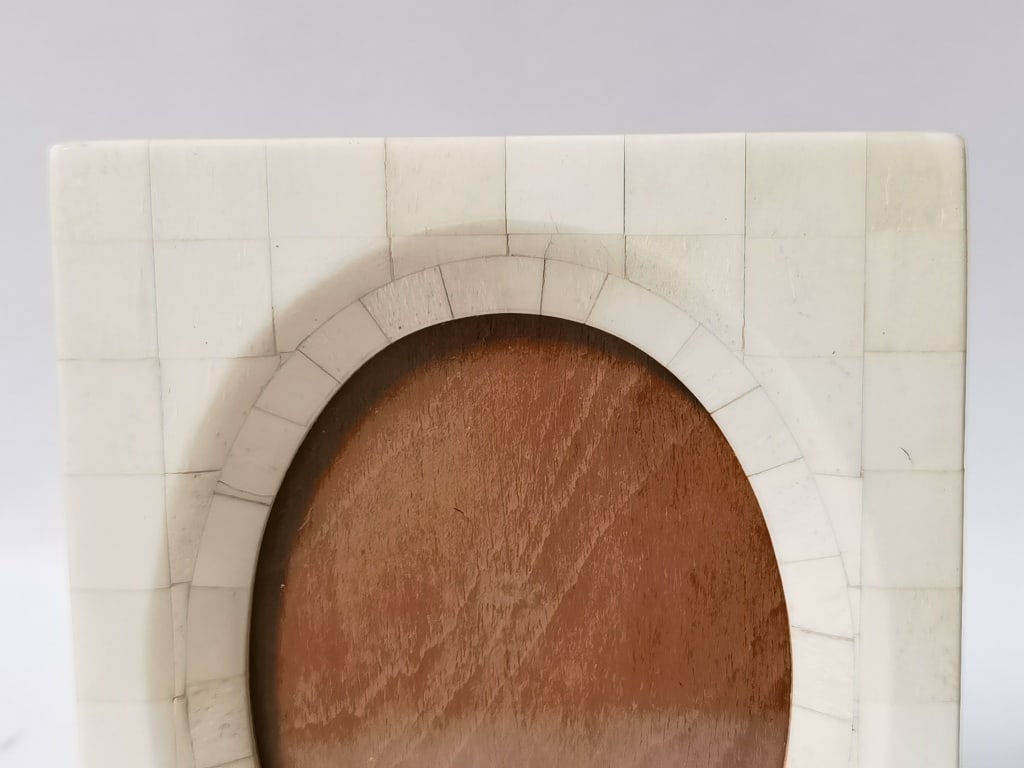 Oval-Inlay Bone Picture Frame - 2