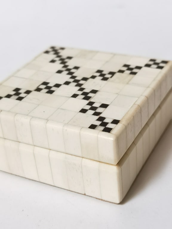 Checkerboard "X" Inlaid Bone Box - 3