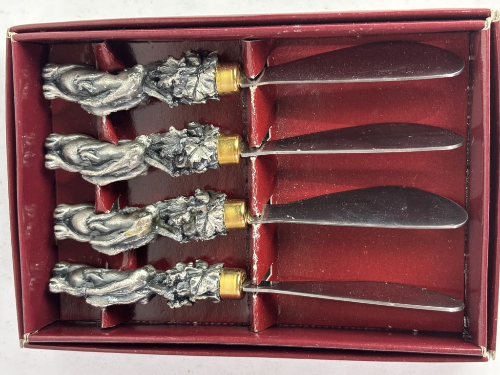(4) Vintage Arthur Court Stainless Steel Spread Kn: (4) Vintage Arthur Court Stainless Steel Spread Knives, 6in by 4in