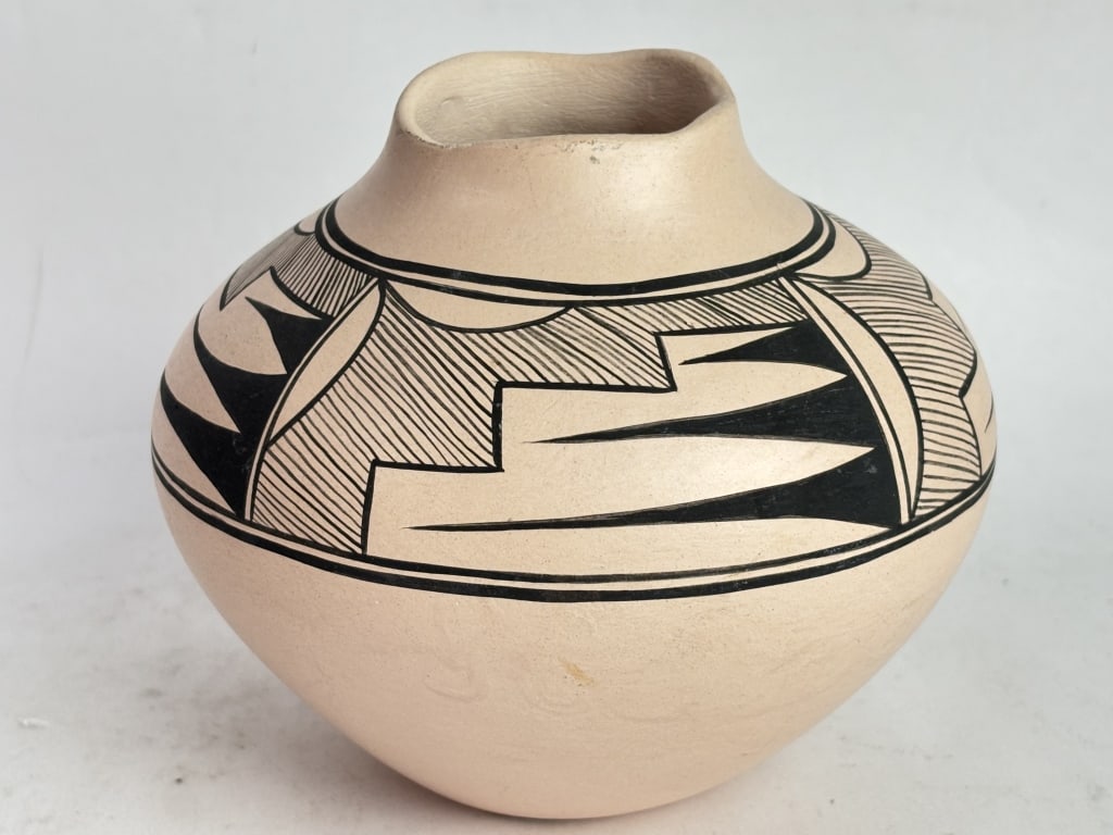 R.D. Jemez Hopi-Style Geometric Pottery Jar: R.D. Jemez Hopi-Style Geometric Pottery Jar, 5.25in by 5in