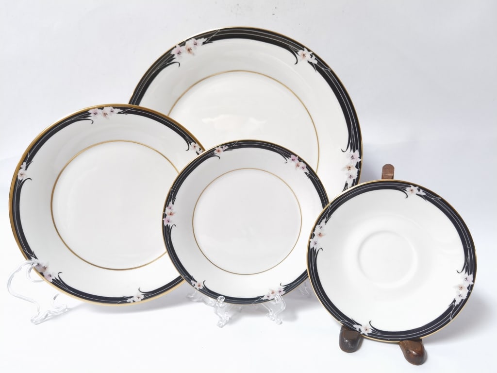 1984 Royal Doulton Vogue Collection Enchantment Pl (1 of 5)