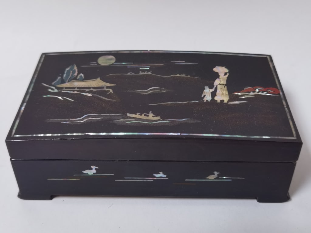 Vintage Mother-of-Pearl Lacquerware Box (1 of 4)