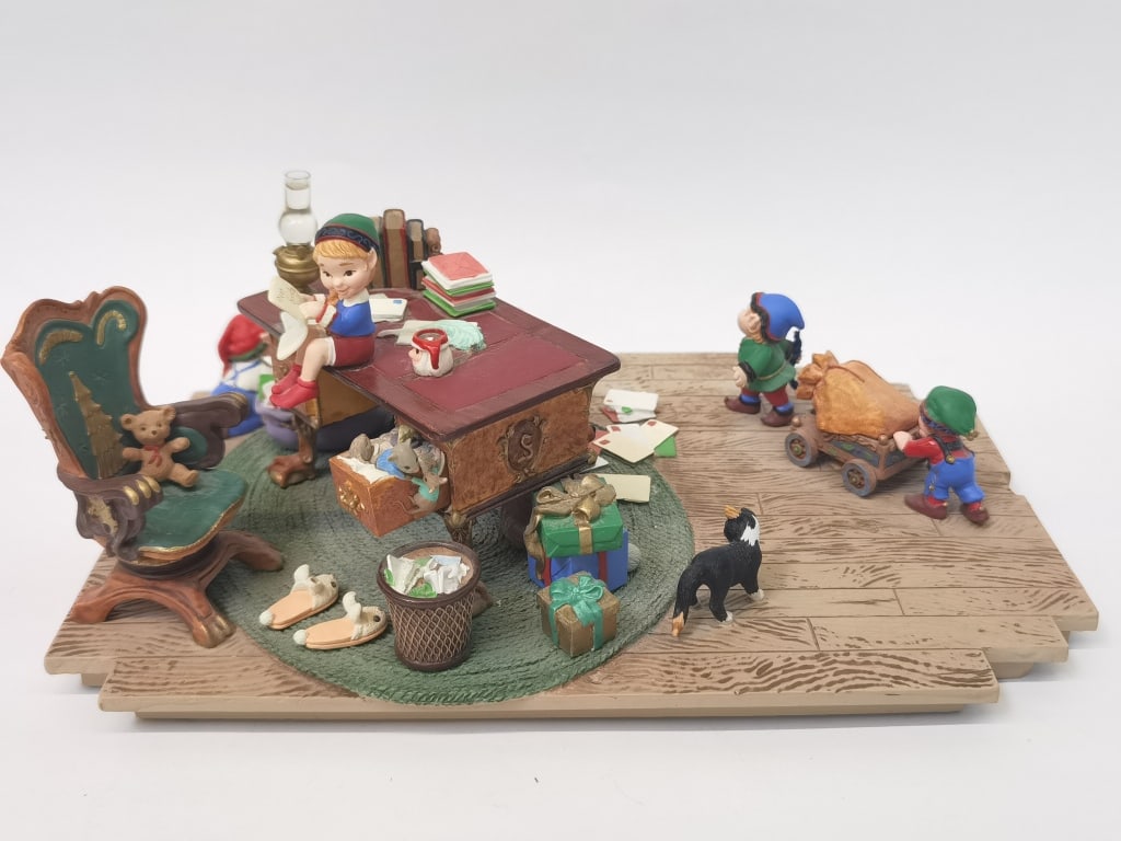2001 Limited Ed. Hallmark Keepsake Ornament Studio: 2001 Limited Ed. Hallmark Keepsake Ornament Studio Collector's Club, 10.5in by 8in