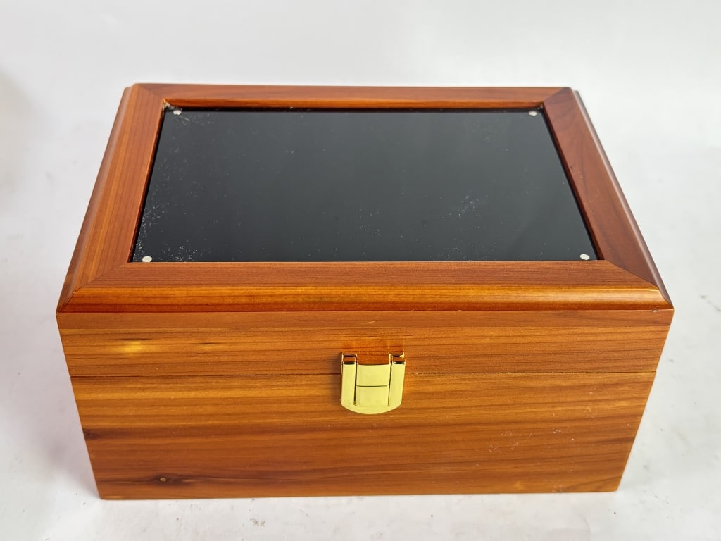 Polished Wood ewelry Box: Polished Wood ewelry Box, 7.5in by 5.5in by 4in