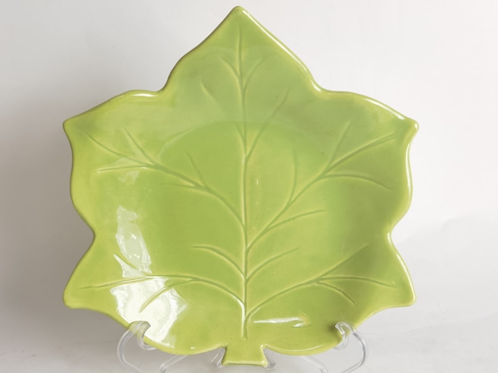 Vintage Porcelain Green Leaf Plate: Vintage Porcelain Green Leaf Plate, 10.5in