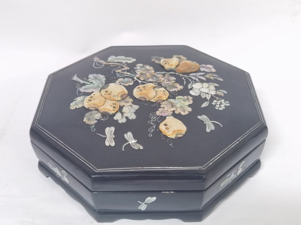 Vintage Chinese Mother-of-Pearl Inlay Lacquer Snac: Vintage Chinese Mother-of-Pearl Inlay Lacquer Snack Box, 4in by 12.75in